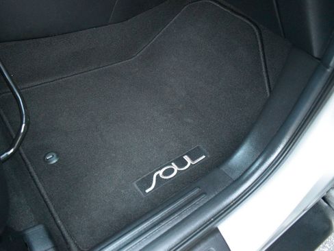 Used 2017 Kia Soul + FWD image 20