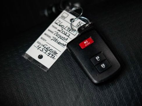 Used 2022 Toyota Tacoma TRD Off-Road w/ TRD Premium Off Road Package AWD/4WD image 27
