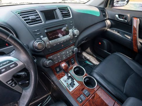 Used 2012 Toyota Highlander Limited w/ Tow Pkg AWD/4WD image 29
