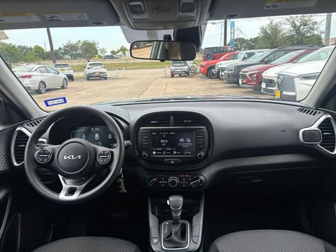Used 2025 Kia Soul LX w/ LX Technology Package FWD image 31
