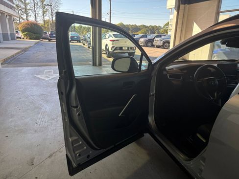 Used 2025 Toyota Corolla Cross LE image 20