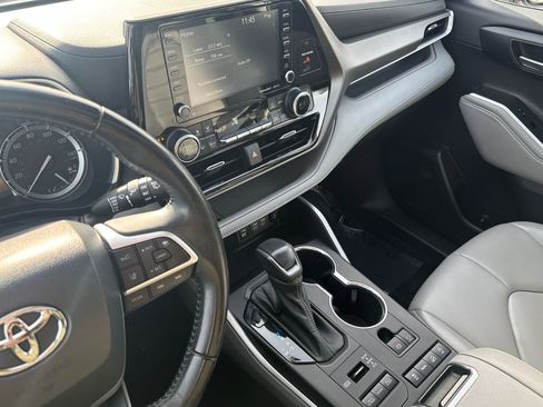 Used 2022 Toyota Highlander XLE image 23