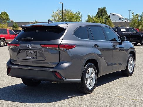 Used 2021 Toyota Highlander LE FWD image 5