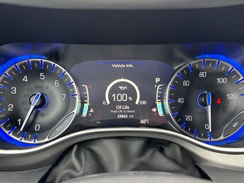 Used 2025 Chrysler Pacifica Select image 29