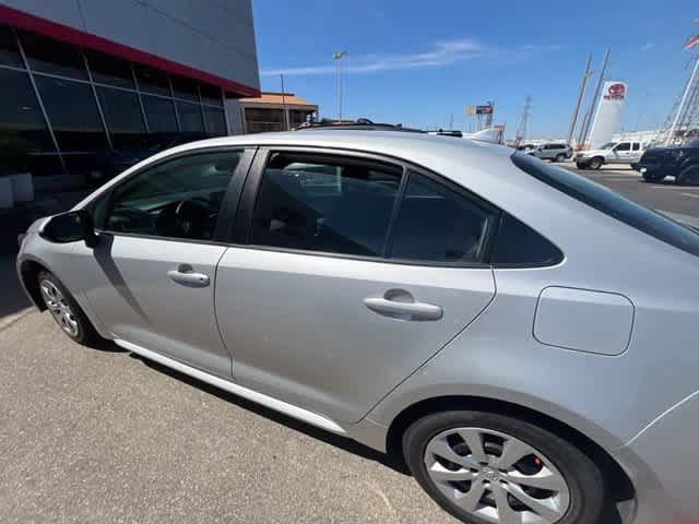 Used 2022 Toyota Corolla LE FWD image 2