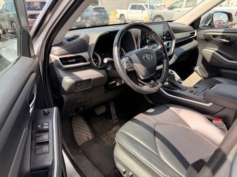 Used 2021 Toyota Highlander XLE AWD/4WD image 11