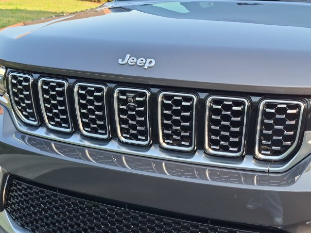 Used 2025 Jeep Grand Cherokee Summit AWD/4WD image 24