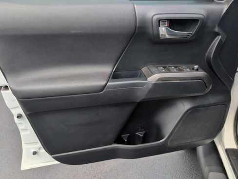 Used 2018 Toyota Tacoma TRD Sport AWD/4WD image 16