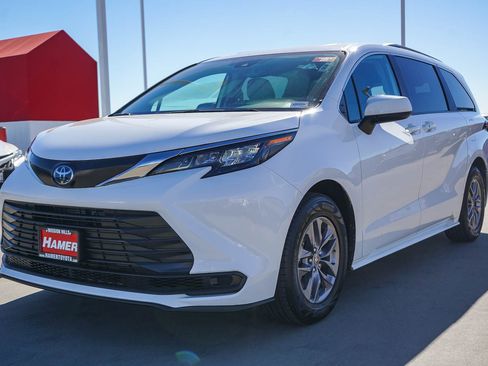 Used 2024 Toyota Sienna LE image 3