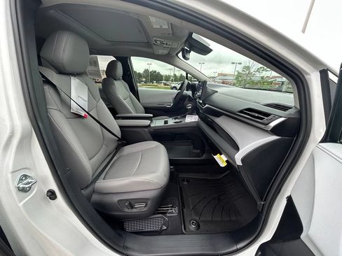 Used 2026 Toyota Sienna XLE FWD image 26