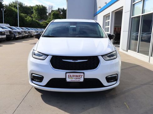 Used 2024 Chrysler Pacifica Touring-L FWD image 5