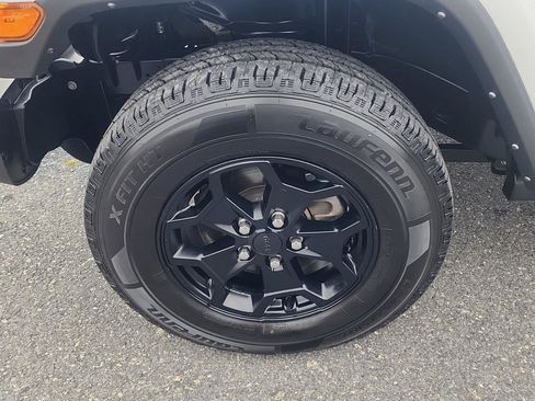 Certified 2021 Jeep Gladiator Willys image 9