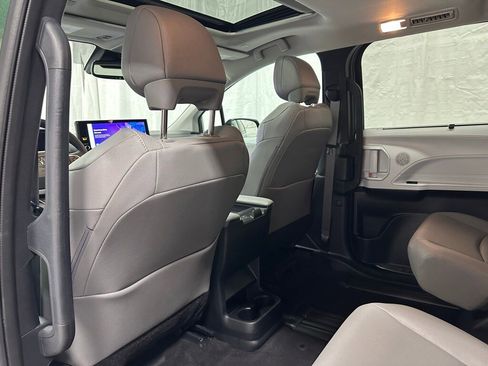 Used 2025 Toyota Sienna XLE image 51