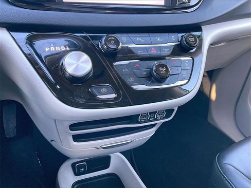 Used 2023 Chrysler Pacifica Touring-L image 25