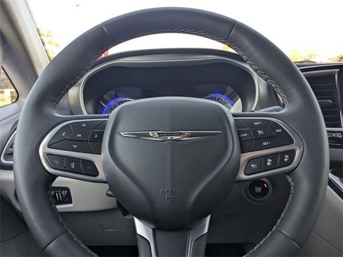 Used 2024 Chrysler Pacifica Touring-L image 22