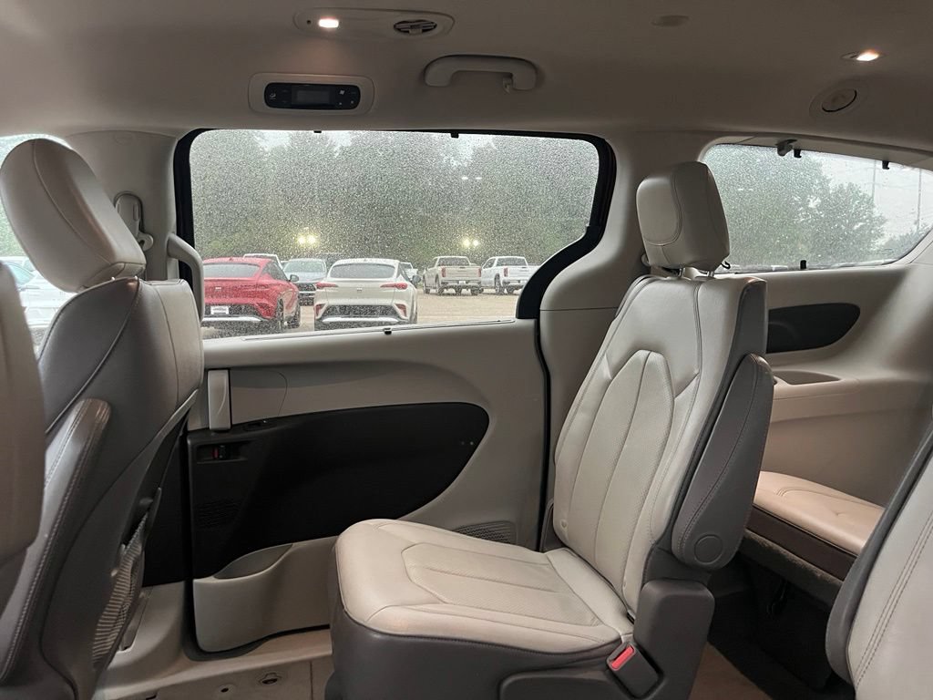 Used 2019 Chrysler Pacifica Touring-L FWD image 18