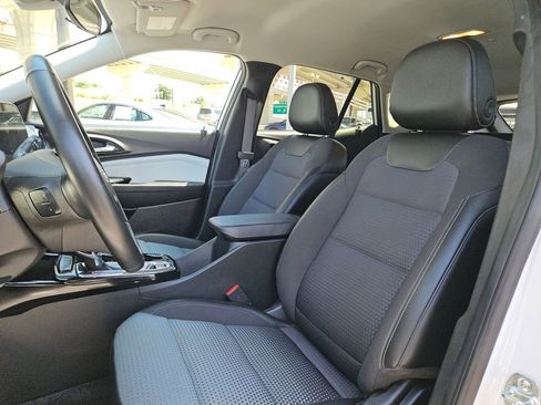 Used 2025 Chevrolet Trax LT w/ LT Convenience Package FWD image 16