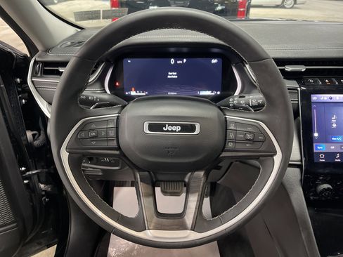 Used 2023 Jeep Grand Cherokee Limited image 17