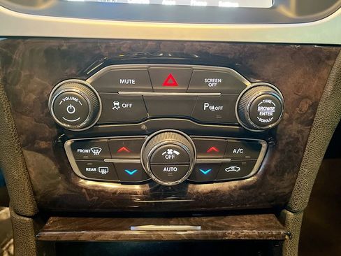 Used 2023 Chrysler 300 Touring L w/ Comfort Group image 15