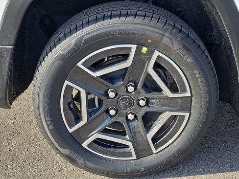 New 2026 Jeep Cherokee Laredo image 7