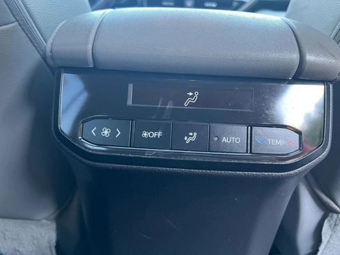 Used 2023 Toyota Highlander Limited FWD image 11