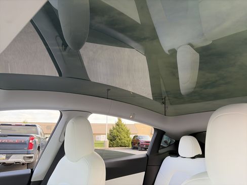 Used 2021 Tesla Model Y Long Range image 24