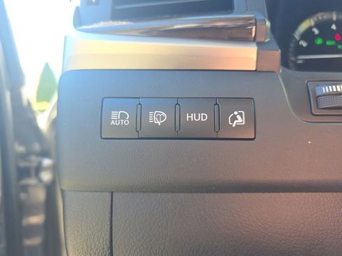 Used 2020 Lexus LX 570 4WD w/ 3rd Row & Luxury Pkg image 28