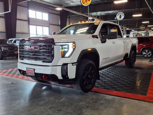 Used 2024 GMC Sierra 2500 AT4 w/ AT4 Premium Plus Package AWD/4WD image 3