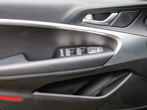 Used 2025 Genesis G70 2.5T image 20