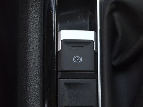 Used 2024 Volkswagen Taos SE AWD/4WD image 17