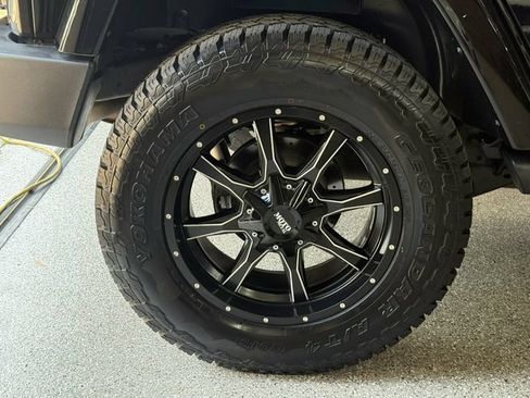 Used 2017 Jeep Wrangler Unlimited Sahara AWD/4WD image 34