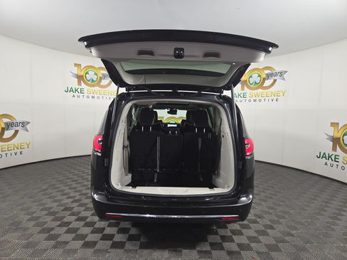 Used 2023 Chrysler Pacifica Limited FWD image 33