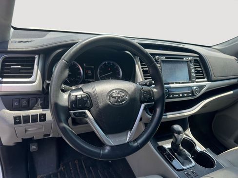 Used 2019 Toyota Highlander XLE FWD image 10