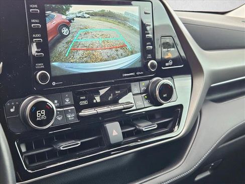 Used 2021 Toyota Highlander XLE image 9