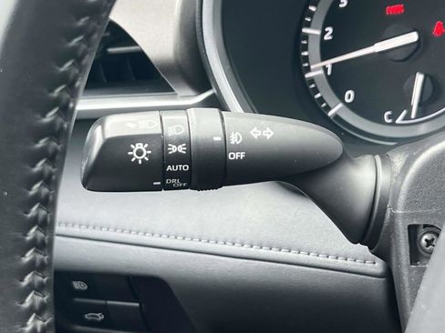 Used 2021 Toyota Highlander XLE image 23