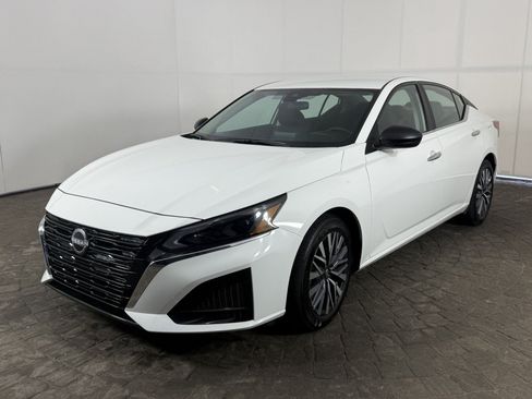 Used 2025 Nissan Altima 2.5 SV FWD image 3
