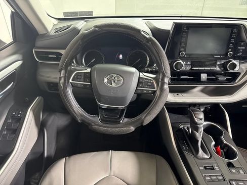 Used 2020 Toyota Highlander XLE AWD/4WD image 20