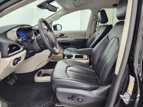 Used 2024 Chrysler Pacifica Touring-L image 8