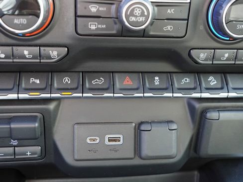 Used 2020 Chevrolet Silverado 1500 LTZ w/ LTZ Convenience Package image 29