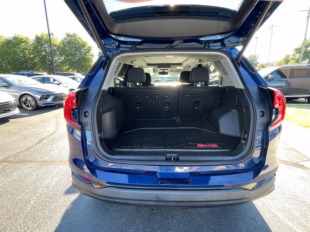 Used 2022 GMC Terrain SLE w/ Driver Convenience Package FWD image 8