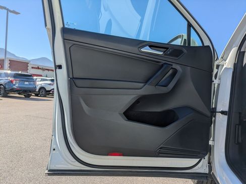 Used 2021 Volkswagen Tiguan SE w/ Panoramic Sunroof Package AWD/4WD image 15