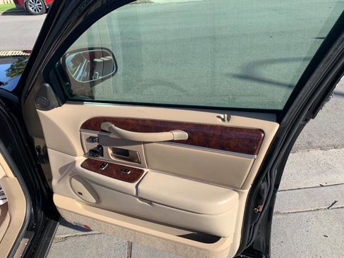 Used 2006 Lincoln Town Car Designer Series RWD image 10