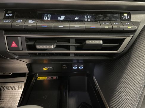 Used 2025 Toyota Camry SE image 11