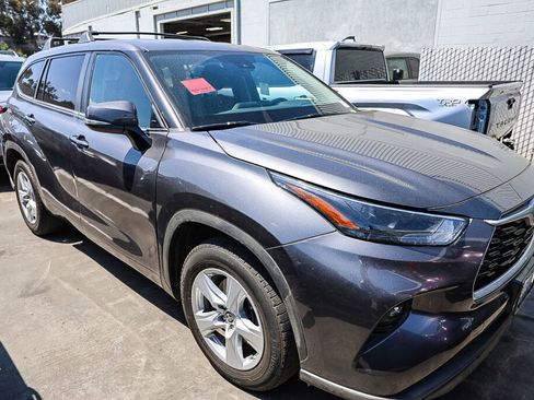 Used 2023 Toyota Highlander LE FWD image 2