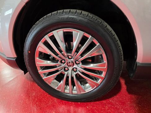 Used 2021 Toyota Venza Limited w/ Carpet Mat Package (TMS) image 10