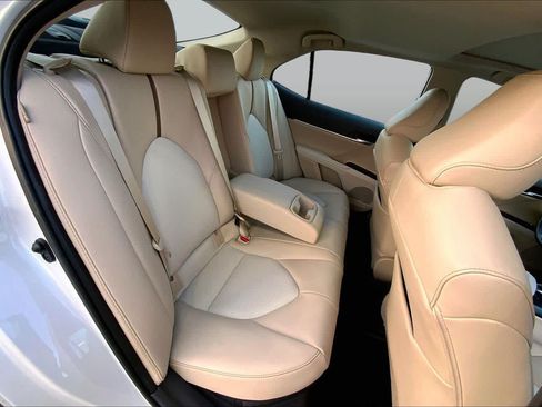 Used 2020 Toyota Camry XLE w/ Sunroof Package FWD image 18