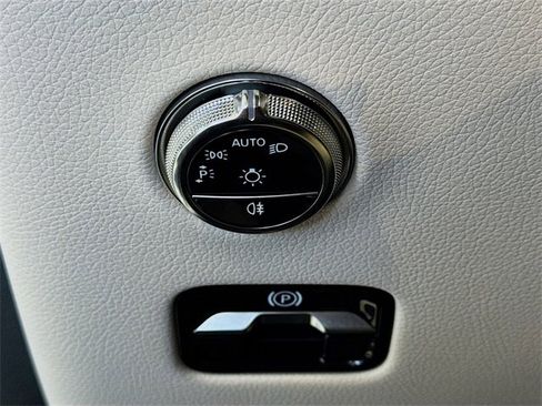 Used 2025 Mercedes-Benz GLC 300 4MATIC image 10