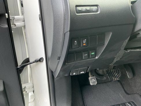 Used 2017 Nissan Rogue SV image 13