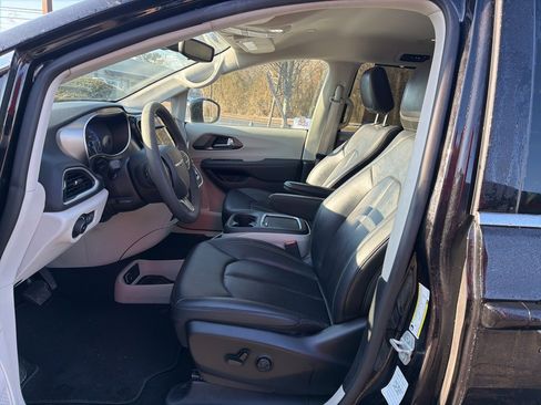 Used 2024 Chrysler Pacifica Touring-L image 8