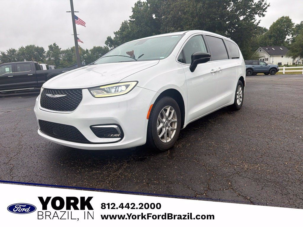 Used 2024 Chrysler Pacifica Touring-L FWD image 1